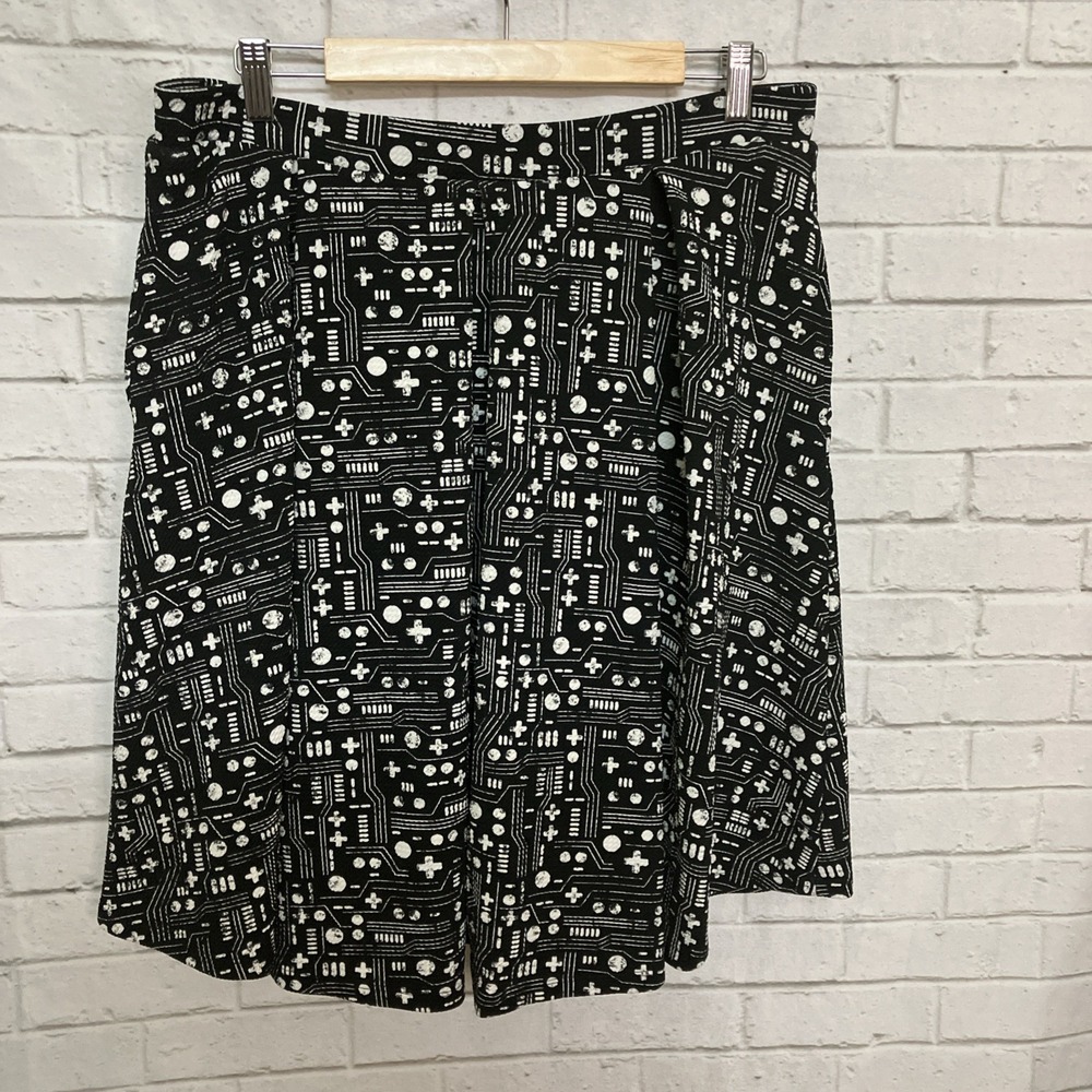 LuLaRoe Skirt Large Black White Pleated Circle Skater Stretch